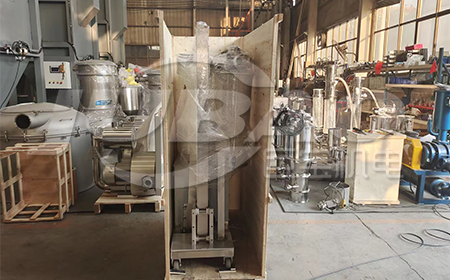 江蘇王先生兩臺輸送石墨粉體真空上料機打包完畢,等待發貨