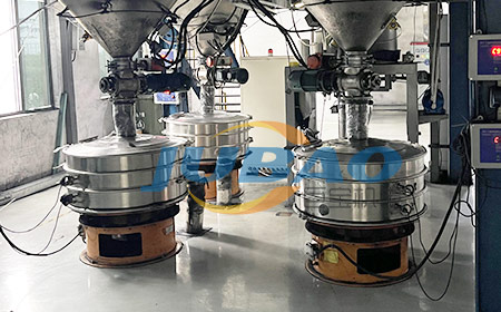 山東某客戶振動(dòng)篩分機(jī)現(xiàn)場